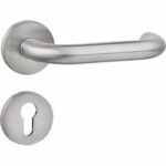 Klamka drzwiowa ze stali nierdzewnej na okrągłej rozecie z osobną rozetą dolną z otworem na wkładkę euro.