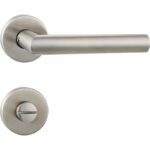 Nowoczesna, cylindryczna klamka drzwiowa z satynowej stali na okrągłej rozecie, z osobnym pokrętłem zamka poniżej.