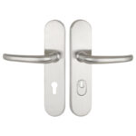 Zestaw dwóch klamek drzwiowych na długich szyldach z satynowej stali; lewy szyld z otworem na wkładkę euro, prawy z pokrętłem blokady WC.