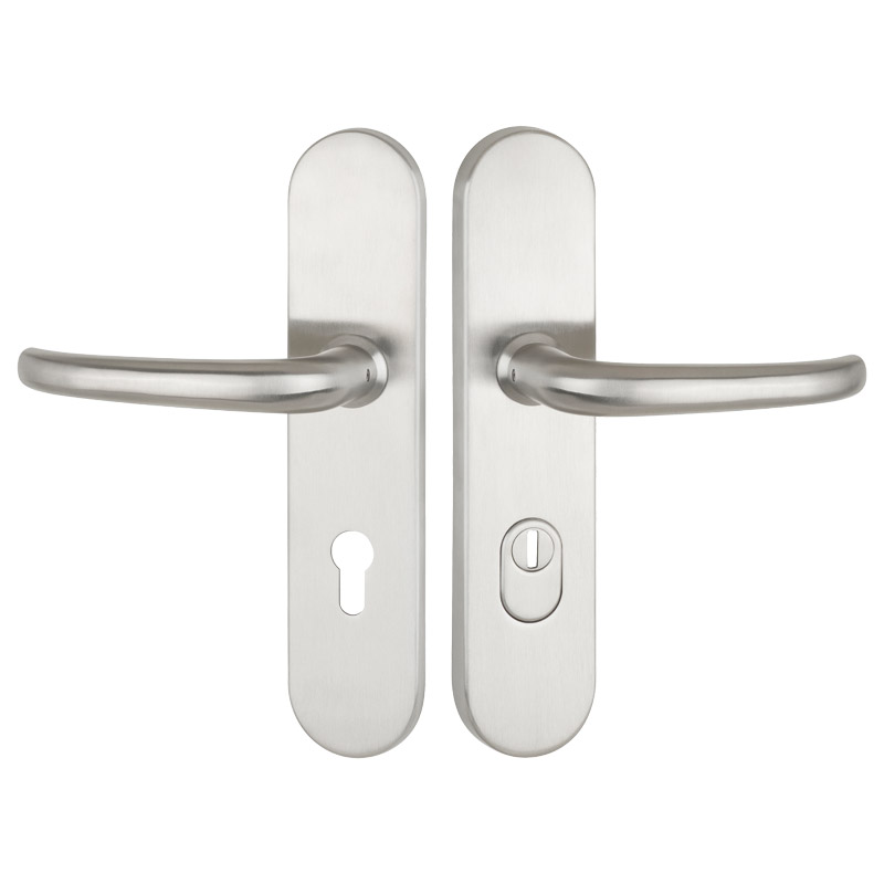 Zestaw dwóch klamek drzwiowych na długich szyldach z satynowej stali; lewy szyld z otworem na wkładkę euro, prawy z pokrętłem blokady WC.