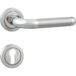 Szczotkowana stalowa klamka drzwiowa na okrągłej rozecie z dopasowaną okrągłą rozetą na wkładkę typu euro.