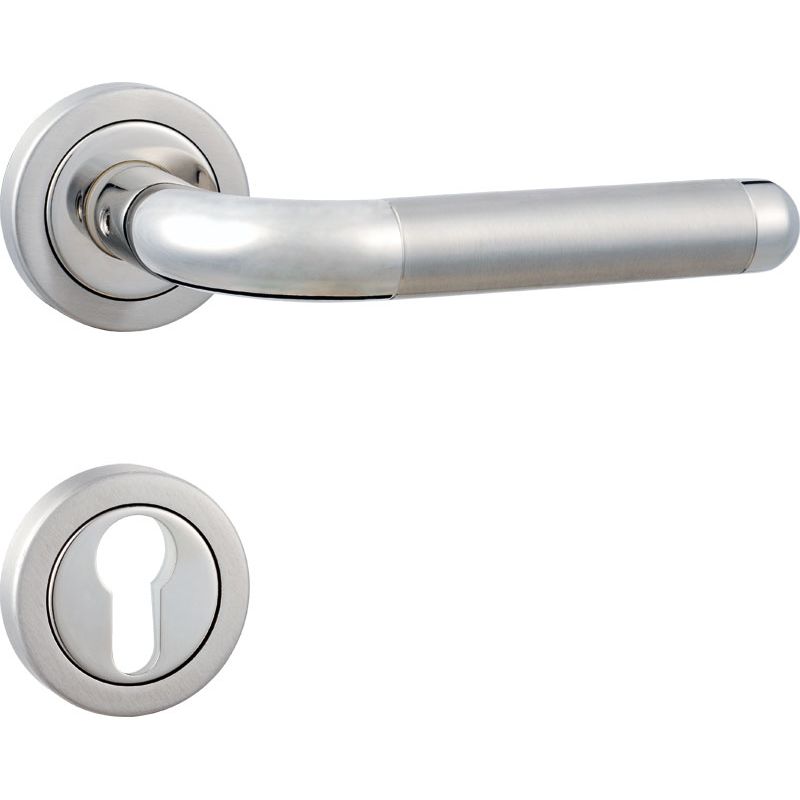 Szczotkowana stalowa klamka drzwiowa na okrągłej rozecie z dopasowaną okrągłą rozetą na wkładkę typu euro.