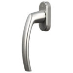 Srebrna klamka okienna o nowoczesnym, lekko zakrzywionym kształcie na owalnej podstawie montażowej, na białym tle.