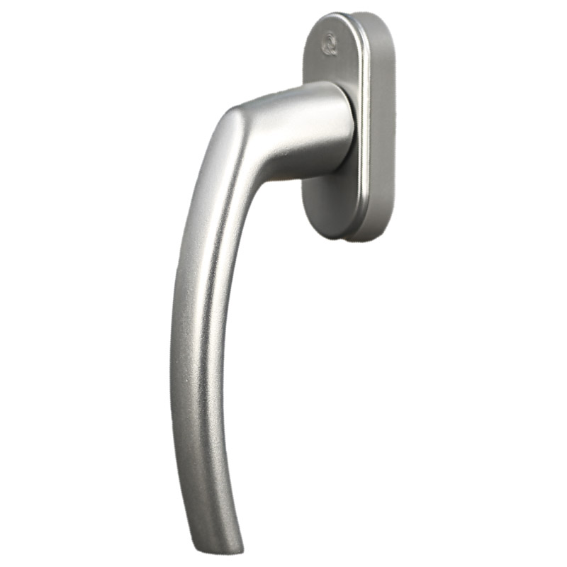 Srebrna klamka okienna o nowoczesnym, lekko zakrzywionym kształcie na owalnej podstawie montażowej, na białym tle.