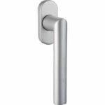 Srebrna klamka o nowoczesnym, prostym designie z owalną rozetą i długim cylindrycznym uchwytem.