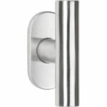 Szczotkowany stalowy uchwyt w kształcie pionowego T-baru na owalnej płytce montażowej.