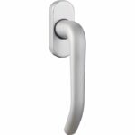 Srebrna klamka okienna na prostokątnej rozecie z zaokrąglonymi krawędziami, na białym tle.