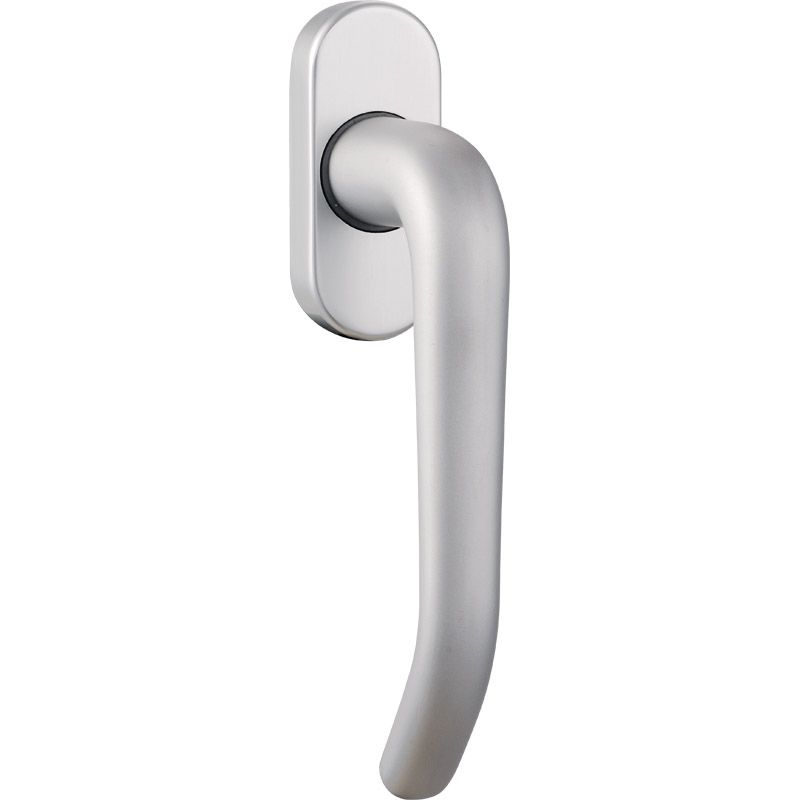 Srebrna klamka okienna na prostokątnej rozecie z zaokrąglonymi krawędziami, na białym tle.