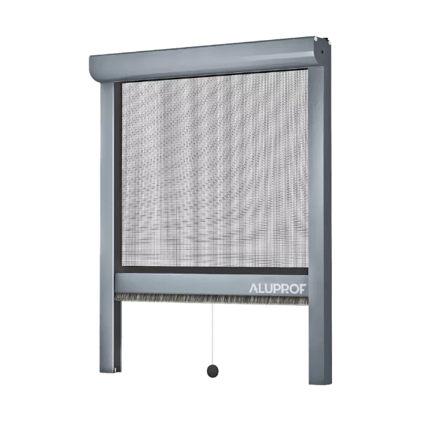 Moskitiera rolowana pionowa ALUPROF – szara aluminiowa rama z górną kasetą, prowadnicami i siatką, z linką do opuszczania i szczotką uszczelniającą u dołu.