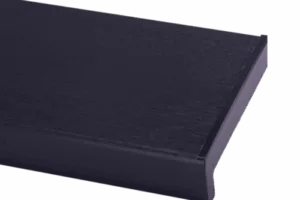 Zbliżenie na krawędź ciemnego, laminowanego parapetu PVC z profilowaną listwą na froncie.