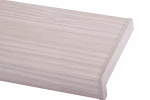 Zbliżenie jasnego, drewnopodobnego parapetu PVC o wzorze dębu skandynawskiego z zaokrąglonym noskiem na tle jednolitego koloru.