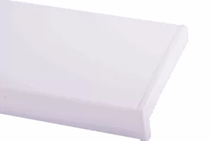 Zbliżenie białego, gładkiego parapetu PVC z zaokrągloną i profilowaną krawędzią na neutralnym tle.