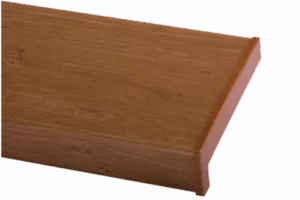 Zbliżenie na parapet PVC o wzorze Winchester z wyprofilowaną, zaokrągloną krawędzią wzdłuż jednego boku.