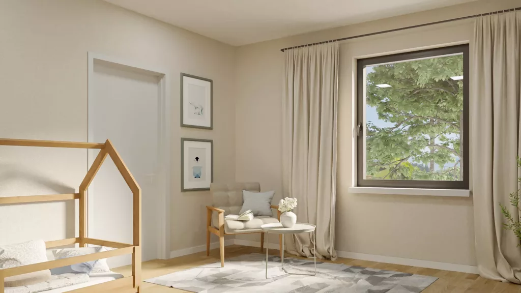 Jasny, minimalistyczny kącik w pokoju dziecięcym z drewnianym łóżkiem w kształcie domku, beżowym fotelem przy oknie aluminiowym, okrągłym stolikiem z wazonem i jasnymi zasłonami, przez które widać zielone drzewo.