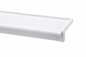 Biały parapet z PVC z zaokrągloną przednią krawędzią, widok z prawej strony na szarym tle.