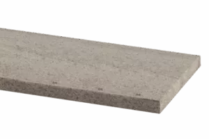 Szary, prostokątny parapet granitowy o gładkiej, lekko ziarnistej powierzchni na jednolitym tle.