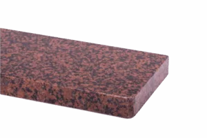 Prostokątny, polerowany parapet z czerwonego granitu z czarnym nakrapianiem, pokazana z zaokrągloną krawędzią na jednolitym tle.