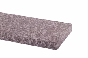 Prostokątny parapet granitowy w szaro‑różowym, nakrapianym wzorze, z lekko sfazowaną krawędzią na jednolitym fioletowym tle.