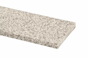 Prostokątny parapet granitowy w odcieniach szarości, z drobnym pieprzowo‑solnym wzorem i lekko ściętą krawędzią, na beżowym tle.