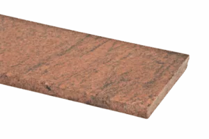 Czerwonobrązowy parapet granitowy z czarno‑szarą ziarnistością i delikatnymi żyłkami, ujęta pod kątem z gładko wykończoną krawędzią na jednolitym tle.