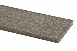 Prostokątny szary parapet granitowy o ziarnistej fakturze, z fazowaną krawędzią, sfotografowana na beżowym tle.