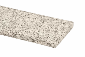 Jasnoszary parapet granitowy z drobnym czarno-białym nakrapianiem, pokazana jako fragment blatu na neutralnym tle.