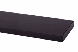 Zbliżenie czarnego, gładkiego parapetu granitowego z zaokrągloną krawędzią na ciemnym tle.