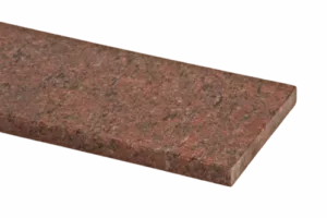 Prostokątny, czerwonobrązowy parapet granitowy z drobnym czarno‑szarym użyleniem i lekko fazowaną, polerowaną krawędzią na jednolitym tle.