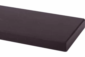 Ciemny prostokątny parapet marmurowy z lekko fazowaną krawędzią, widok z boku.