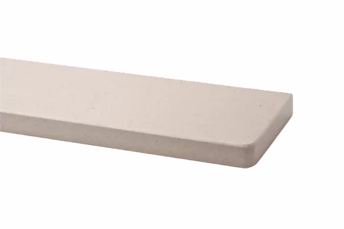 Jasny, płaski parapet marmurowy prostokątny z zaokrąglonym narożnikiem na jednolitym tle.