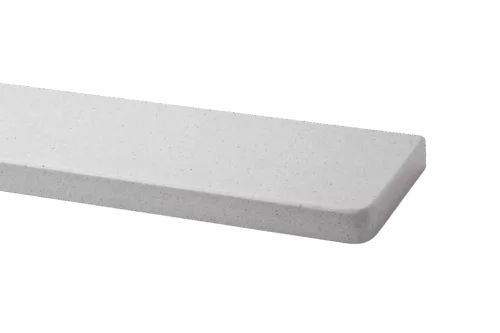 Biały, matowy parapet marmurowy z zaokrąglonym narożnikiem.