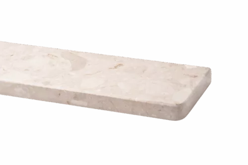 Zbliżenie jasnego, beżowego parapetu marmurowego o wzorze Botticino, z zaokrągloną krawędzią na neutralnym tle.