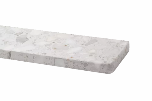 Zbliżenie białego, nakrapianego parapetu marmurowego z polerowaną, lekko zaokrągloną krawędzią.