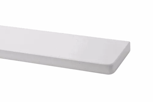 Biały, prosty parapet marmurowy z zaokrąglonym brzegiem.