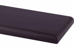 Zbliżenie narożnika ciemnego, matowego parapetu marmurowego prostokątnej z zaokrągloną krawędzią na jednolitym tle.