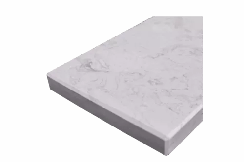 Fragment białego parapety marmurowego z delikatnym, szarym marmurkowym wzorem i prostą krawędzią, sfotografowany pod kątem.