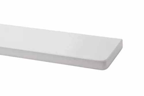Zbliżenie na fragment białego, prostego parapetu marmurowego z zaokrąglonym narożnikiem.