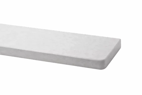 Biały, prostokątny parapet marmurowy z zaokrąglonym brzegiem.