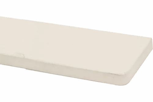 Zbliżenie narożnika kremowego prostokątnego parapetu marmurowego z zaokrągloną krawędzią na neutralnym tle.