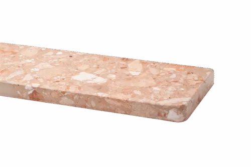 Próbka parapetu marmurowego Rosa del Garda w odcieniu piaskowo‑różowym z białymi i beżowymi kruszywami, pokazana z lekko ściętą krawędzią na jednolitym tle.