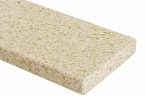 Prostokątny parapet marmurowy Sabbia w odcieniach beżu z jasnozielonymi kruszywami.