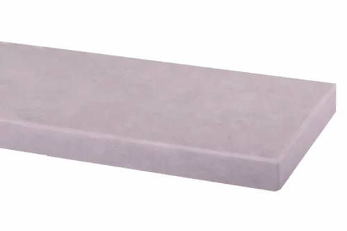 Jasnoszary, prostokątny parapet marmurowy o gładkiej powierzchni i lekko ściętej krawędzi, sfotografowana pod kątem.