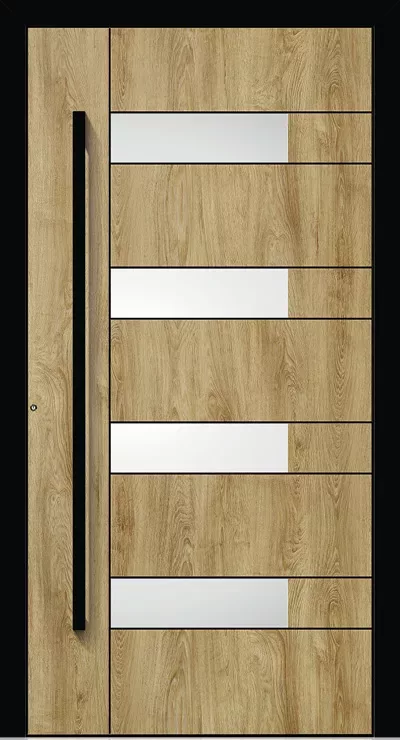 Nowoczesne drzwi wejściowe z okleiną drewnianą, poziomymi panelami i wąskimi prostokątnymi przeszkleniami, z długim czarnym pionowym uchwytem po lewej w czarnej ramie.