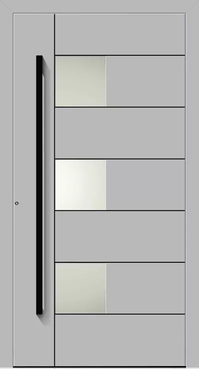 Nowoczesne szare drzwi wejściowe z poziomymi podziałami, długim pionowym czarnym pochwytem i trzema małymi, matowymi przeszkleniami po lewej stronie paneli.