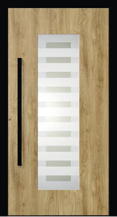Nowoczesne drzwi wejściowe w kolorze dębu z dużym pionowym panelem ze szkła mlecznego z poziomymi pasami oraz długim czarnym pochwytem po lewej, w czarnej ramie.