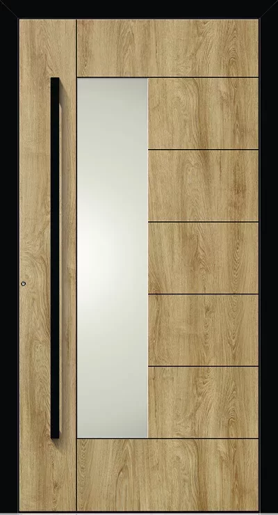 Nowoczesne drzwi wejściowe z jasnego drewna z widocznym usłojeniem, pionowym matowym przeszkleniem i długim czarnym uchwytem, osadzone w czarnej ramie.
