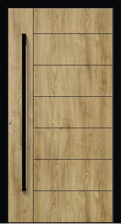 Nowoczesne drzwi wejściowe z jasnego drewna o usłojeniu dębowym, z poziomymi podziałami, długim czarnym pochwytem po lewej i czarną ramą.