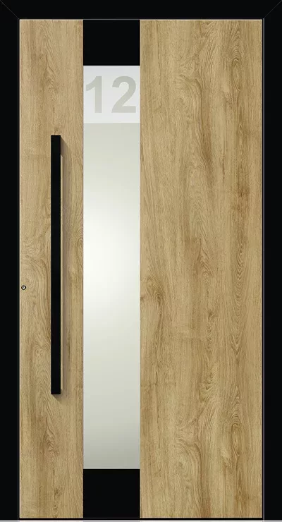 Nowoczesne drzwi wejściowe w okleinie dębowej z wąskim pionowym przeszkleniem z mlecznego szkła z numerem 12 u góry oraz długim czarnym uchwytem.