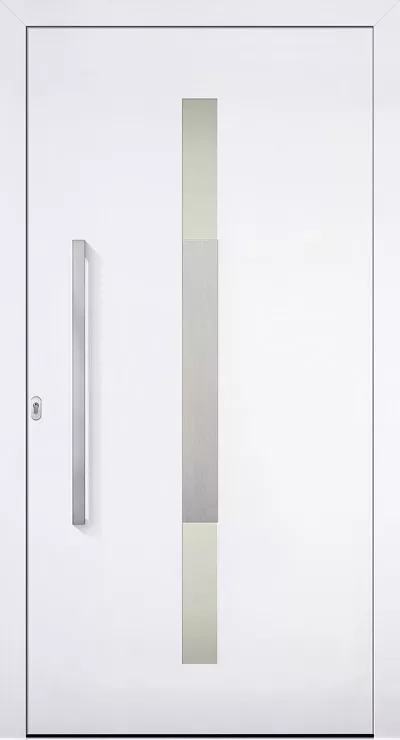 Białe, nowoczesne drzwi zewnętrzne z wypełnieniem drzwiowym Adeco Alena z długim pionowym pochwytem po lewej i wąskim, trójdzielnym przeszkleniem w centralnej części skrzydła.