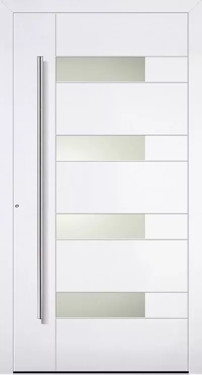 Białe, nowoczesne drzwi wejściowe z poziomymi panelami i wąskimi mlecznymi przeszkleniami w układzie schodkowym, z długim pionowym uchwytem ze stali po lewej stronie.